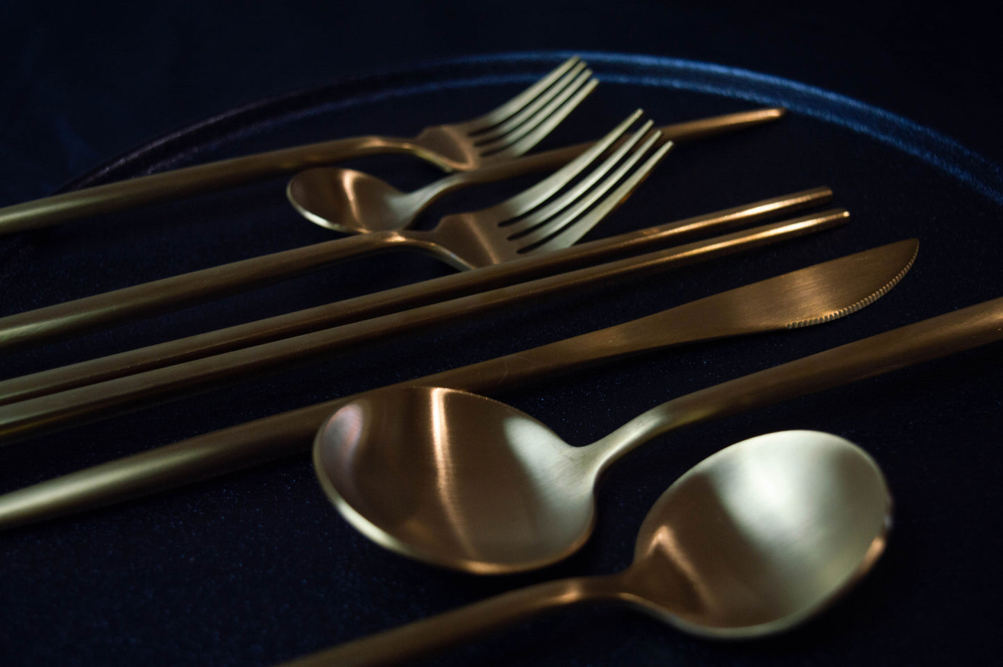 new home flatware set silverware cutlery gifts decorations aesthetic wedding registry search amazon finds must have spatula flatwear for entertaining long handle cubiertos de acero inoxidable accessories hosting essentials Christmas xmas eating utensils juegos de vajilla utensilios de cocina modernos juego de platos de cocina modernos serveware servewear ware matte rose gold comically large spoon pasta