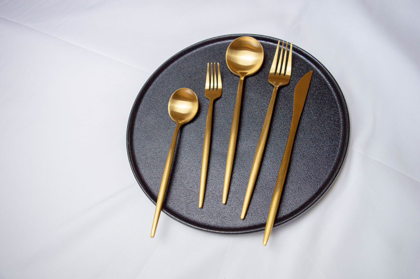 gold golden serving utensils gifts dinnerware accessories serving spoons and fork spatula of 2 shiny matte gold salad server cubiertos de acero inoxidable juegos de vajilla hosting party essentials flatware 1810 stainless steel home essentials kitchen ware serveware anniversary at home home party gifts for new homeowners flatware set silverware korean utensils set oriental gifts japanese chinses culture